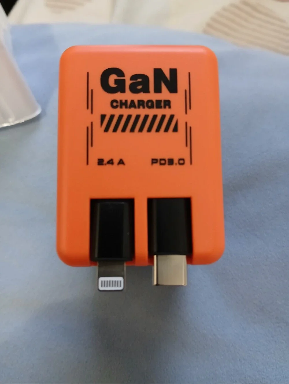W&O Black Retractable GaN Cable Charger
